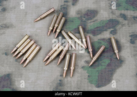 Munition auf camoflage Hintergrund Stockfoto