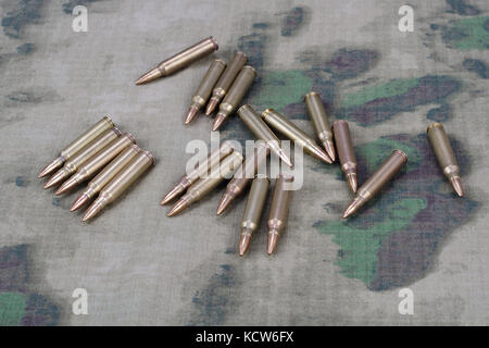 Munition auf camoflage Hintergrund Stockfoto