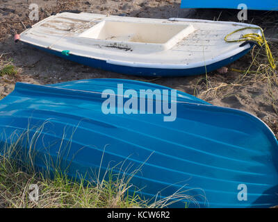 Blau und Weiß Ruderboote Stockfoto