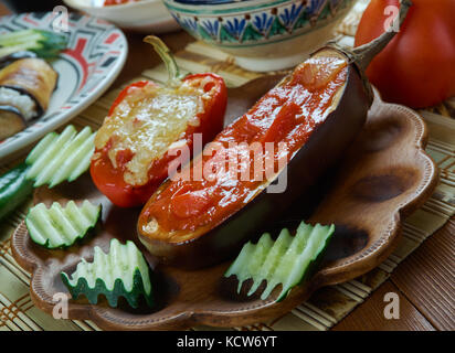 Türkische karnıyarık verschiedene traditionelle türkische Gerichte, Ansicht von oben. Eastern Food Stockfoto