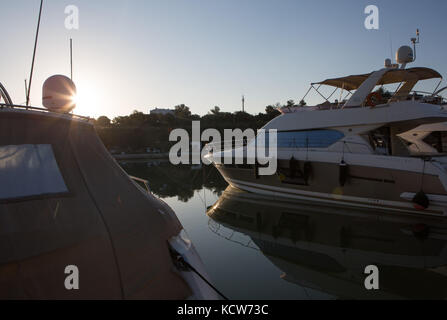 Yachten in der Marina bei Sonnenuntergang festgemacht, Cala d'Or, Mallorca, Balearen, Spanien. Stockfoto