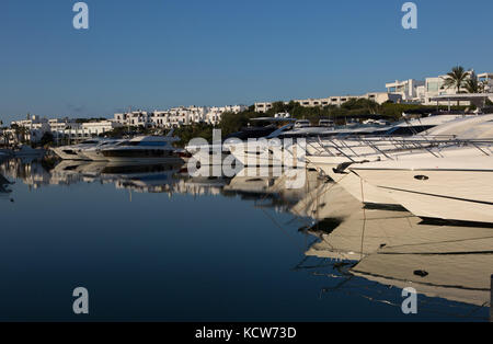 Yachten in der Marina de Cala günstig d'Or, Cala d'Or, Mallorca, Balearen, Spanien. Stockfoto