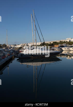 Yachten und Segelboote im Hafen von Cala D'Or, Cala günstig d'Or, Mallorca, Balearen, Spanien. Stockfoto