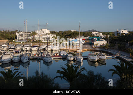 Yachten und Segelboote in Marina de Cala günstig d'Or, Cala d'Or, Mallorca, Balearen, Spanien. Stockfoto