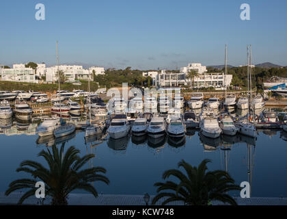 Yachten und Segelboote in Marina de Cala günstig d'Or, Cala d'Or, Mallorca, Balearen, Spanien. Stockfoto