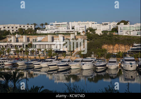 Yachten in der Marina de Cala günstig d'Or, Cala d'Or, Mallorca, Balearen, Spanien. Stockfoto