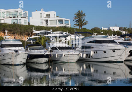 Yachten in der Marina de Cala günstig d'Or, Cala d'Or, Mallorca, Balearen, Spanien. Stockfoto