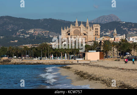 Anzeigen von portixol Strand in der Nähe der Kathedrale von Palma, Palma, Mallorca, Balearen, Spanien. Stockfoto