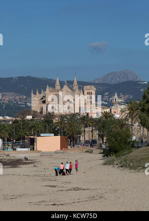 Anzeigen von portixol Strand in der Nähe der Kathedrale von Palma, Palma, Mallorca, Balearen, Spanien. Stockfoto