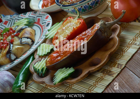 Türkische karnıyarık verschiedene traditionelle türkische Gerichte, Ansicht von oben. Eastern Food Stockfoto