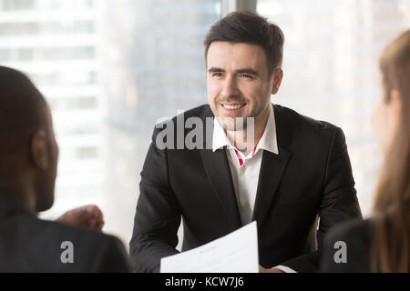 Porträt eines selbstbewussten Bewerbers, der mit multinationalen Interviewern im Büro spricht, professioneller Spezialist, der mit Hiring Managern kommuniziert. Smi Stockfoto