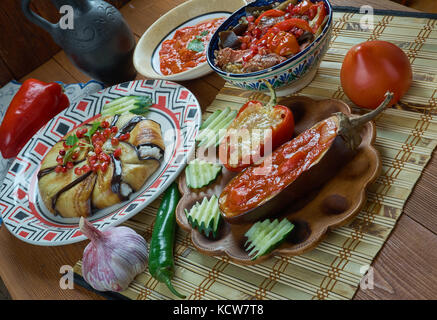 Türkische Karnıyarık verschiedene traditionelle türkische Gerichte, Ansicht von oben. Eastern Food Stockfoto