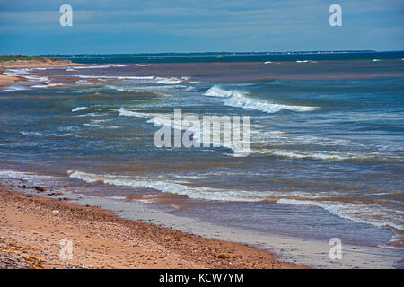 Wellen schlagen sich auf einem Strand, Lamèque Island, New Brunswick, Kanada Stockfoto