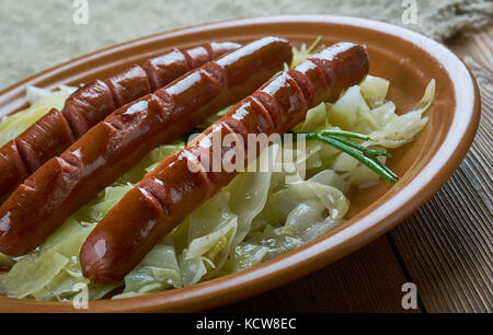 Polnisch-amerikanische Wurst Kohl Kartoffel-auflauf Stockfoto