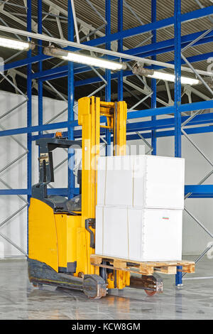 Stapler mit Boxen bei Palette im Lager Stockfoto