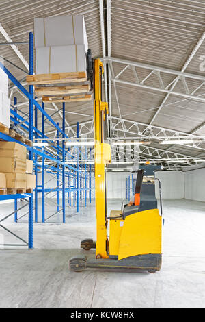 Stapler mit Palette im Versandlager Stockfoto