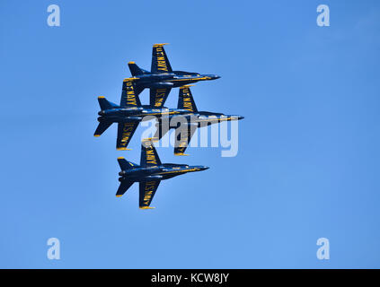 Us Navy Blue Angels fliegen in Formation während der Fleet Week Air Show in San Francisco. Stockfoto