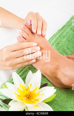 Close-up von Frau, Füße, Fuß Massage im Spa Stockfoto