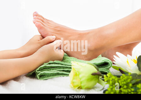 Close-up von Frau, Füße, Fuß Massage im Spa Stockfoto