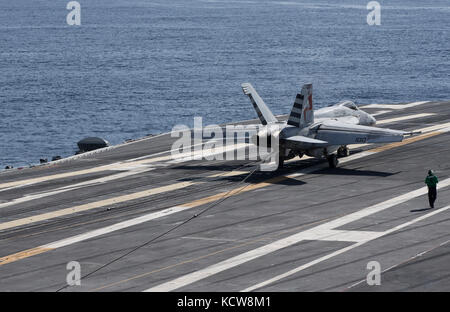 Eine F/A-18F Super Hornet, die den alty Hunde' von Air Test und Bewertung Squadron (VX) 23 zugeordnet, landet auf dem Flugdeck der Flugzeugträger. Stockfoto