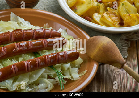 Polnisch-amerikanische Wurst Kohl Kartoffel-auflauf Stockfoto