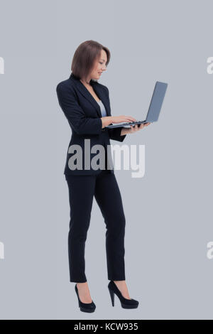 Schöne Geschäftsfrau hält den Laptop. Stockfoto