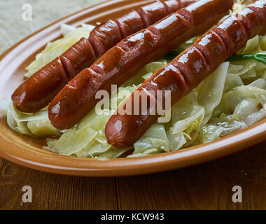 Polnisch-amerikanische Wurst Kohl Kartoffel-auflauf Stockfoto