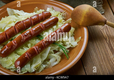 Polnisch-amerikanische Wurst Kohl Kartoffel-auflauf Stockfoto