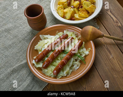 Polnisch-amerikanische Wurst Kohl Kartoffel-auflauf Stockfoto