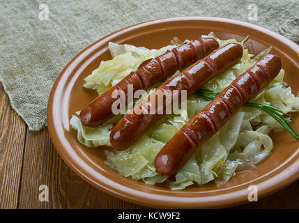 Polnisch-amerikanische Wurst Kohl Kartoffel-auflauf Stockfoto