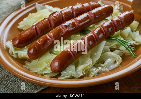 Polnisch-amerikanische Wurst Kohl Kartoffel-auflauf Stockfoto