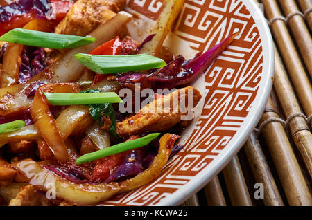 Huhn und Chinesische Gemüse anbraten, im chinesischen Stil Kung Pao Huhn Stockfoto