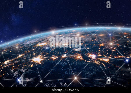 Globales weltweites Telekommunikationsnetz mit Knoten, die um die Erde verbunden sind, Konzept über Internet und weltweite Kommunikationstechnologie, Bild von sp Stockfoto