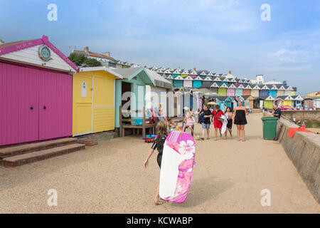 Walton Beach Promenade und Strand Hütten, Walton-on-the-Naze, Essex, England, Vereinigtes Königreich Stockfoto