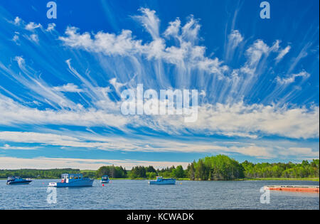 Wolken und Boote auf Cape Breton, North Sydney, Nova Scotia, Kanada Stockfoto