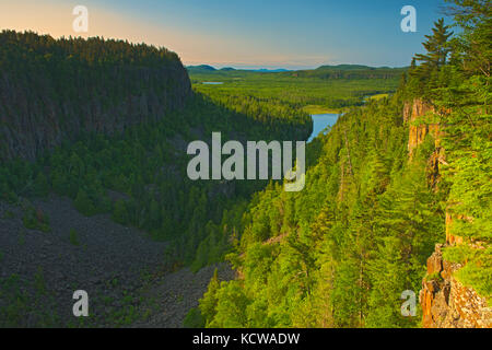 Ouimet Canyon in Richtung Lake Superior suchen, ouimet Canyon Provincial Park, Ontario, Kanada Stockfoto