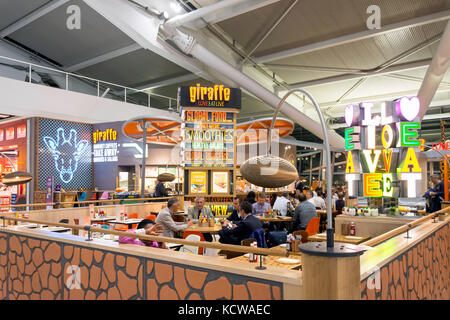 Giraffe Restaurant in Abflug, Terminal 5, Heathrow Airport. London Borough von Hillingdon, Greater London, England, Vereinigtes Königreich Stockfoto