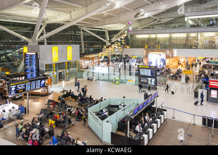 Departure Lounge im Terminal 5 des Flughafens Heathrow. London Borough von Hillingdon, Greater London, England, Vereinigtes Königreich Stockfoto