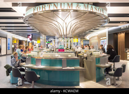 Fortnum & Mason Food Bar in der Abflughalle im Terminal 5, Heathrow Airport. London Borough von Hounslow, Greater London, England, Vereinigtes Königreich Stockfoto