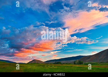 Stürmische Wolken über Wiesen bei Sonnenaufgang, Cache Creek, Britisch-Kolumbien, Kanada Stockfoto