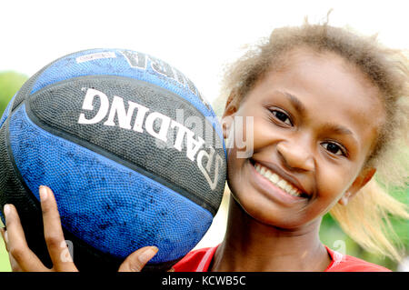 Mädchen mit Basketball in Pango Dorf, Port Vila, Vanuatu Stockfoto