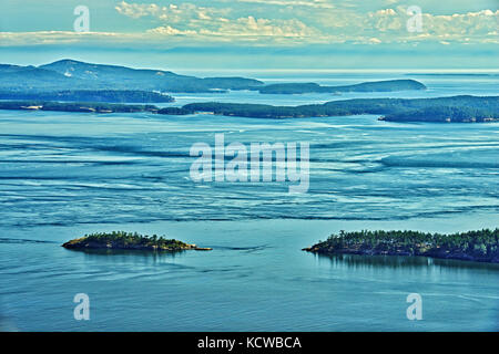 Blick auf den Golf und die San Juan Inseln vom 497 Meter hohen Gipfel des Mt. Warburton Pike , Saturna Island, British Columbia, Kanada Stockfoto