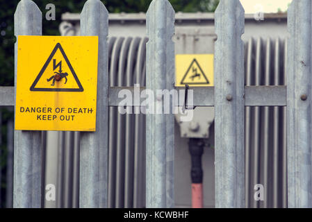 Todesgefahr elektrische Elektrizität fernhalten gelbes Schild Geländer Zaun Stockfoto