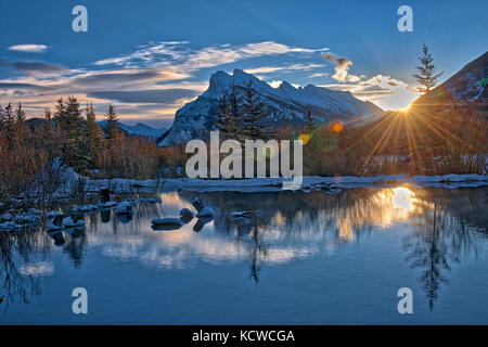 Rundle und die Vermillion Lakes bei Sonnenaufgang Berg, Banff National Park, Alberta, Kanada Stockfoto