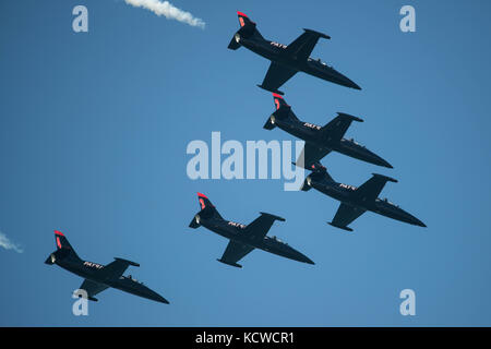 Die patrioten Jet Team Streifen Rot, Weiß und Blau Rauch durch die Himmel während des San Francisco Fleet Woche Okt. 7, 2017. Stockfoto