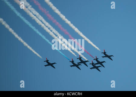 Die patrioten Jet Team Streifen Rot, Weiß und Blau Rauch durch die Himmel während des San Francisco Fleet Woche Okt. 7, 2017. Stockfoto