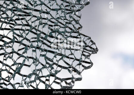 Pucture eines defekten bus Fenster innerhalb von Unfall Stockfoto