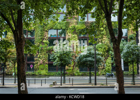 Vertikale Gartenmauer auf ein Gebäude am Quai Branly in Paris Stockfoto