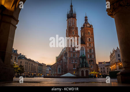 Basilika der Heiligen Maria und das Rathaus, Krakau, Polen, 18. September 2017 Stockfoto