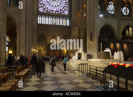 Zeremonie in der Basilika Notre-Dame de Paris, Frankreich, Europa Stockfoto